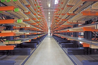 Rack cantilever pour stocker des marchandises