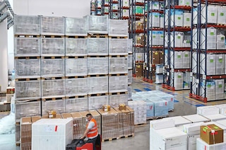 Le stockage en masse consiste à empiler la marchandise sur le sol de l'entrepôt