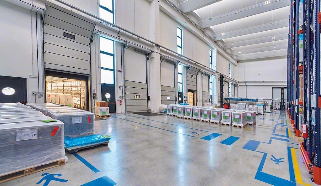 Zone de réception de marchandises d’un entrepôt Zone de réception de marchandises d’un entrepôt