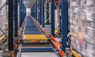 Clavo Food Factory double sa capacité avec le 4-Way Pallet Shuttle